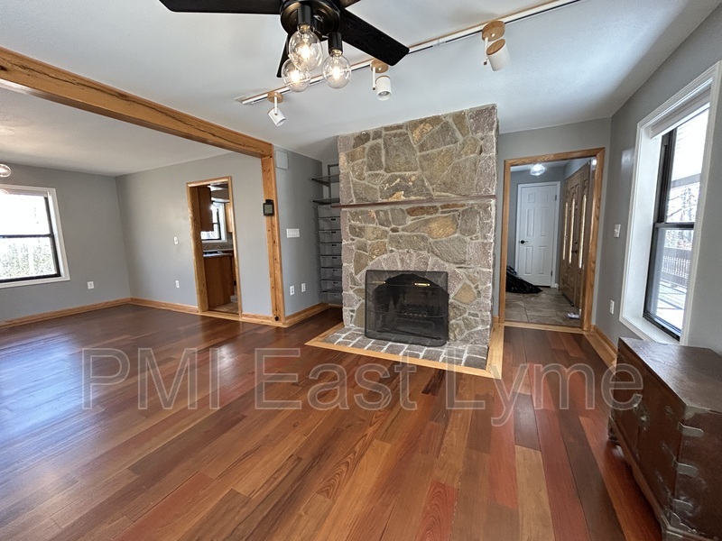 Foto principal - 349 West Rd