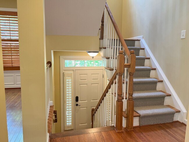 Building Photo - Spacious 3 Bed | 3.5 Bath End Unit Townhom...