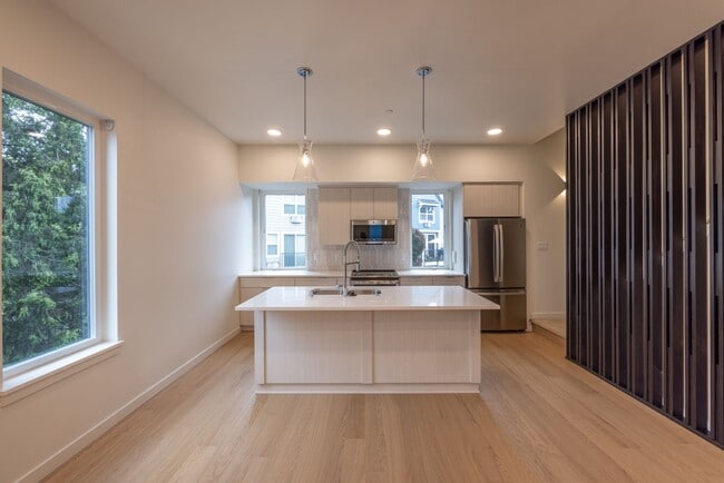 Building Photo - RIVERSIDE TOWNHOMES - Free Month - Winter ...