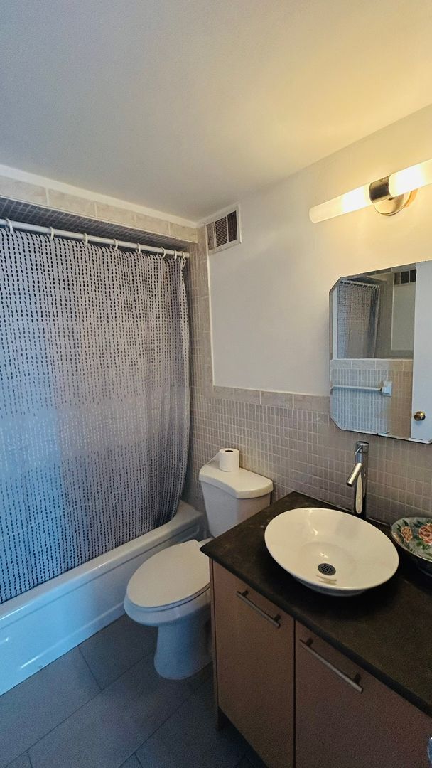 Foto del edificio - Stunning Waterfront One-Bedroom Apartment with Spectacular Views!