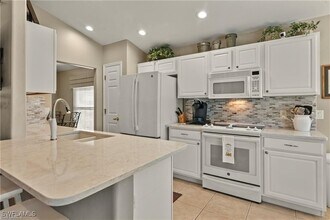 Building Photo - 10032 Oakhurst Way