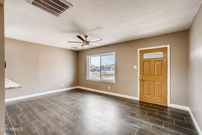 Foto del edificio - Stunning Remodeled Super Sized Home MOVE I...