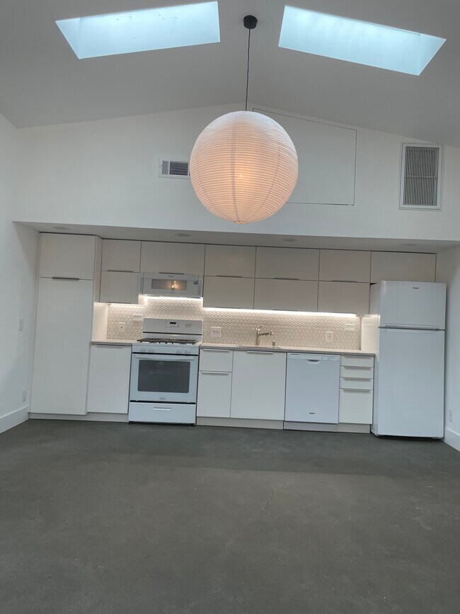 Building Photo - 1330 S Sierra Bonita Ave