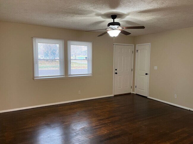 Foto del edificio - Centrally located 3 bedroom bungalow READY...