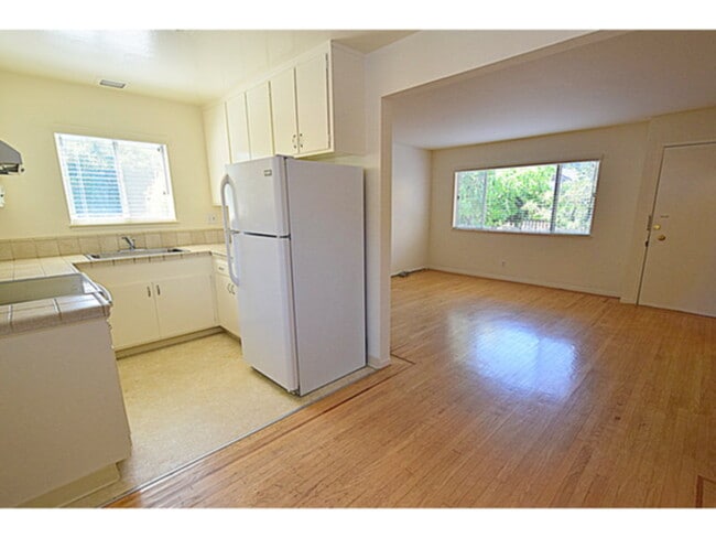 Building Photo - NEW LISTING!QUIET Charm. Upper1BR/1BA In D...