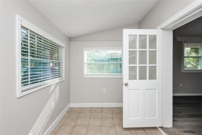 Foto del edificio - 4007 E Osborne Ave