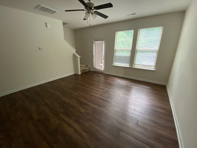 Foto del edificio - Room in Townhome on Haskell Dr