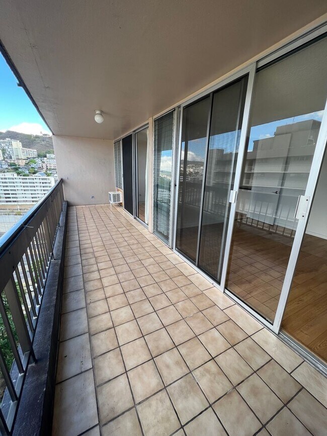 Building Photo - A/C. Ocean/City view. Covered Lanai. Swimm...