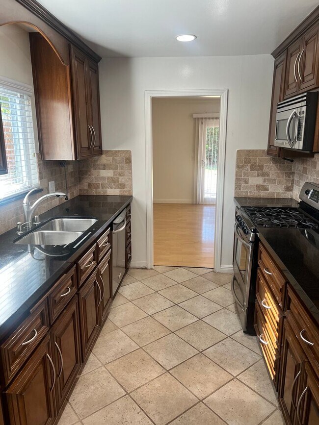 Foto del edificio - Welcome to the East Whittier 3 Bedroom House.