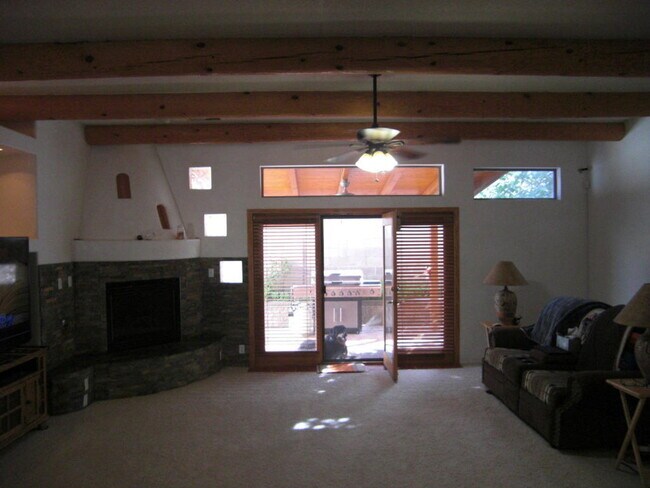 Foto del edificio - 8008 Lava Reach Ave NW