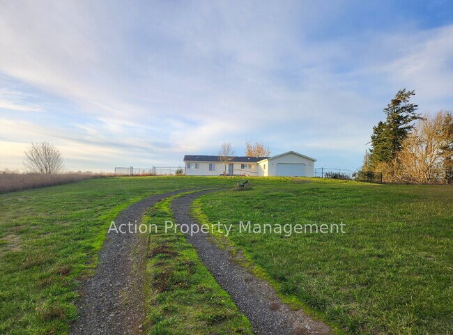 Foto del edificio - 3 bed 2 bath 2 car garage w/ great views in Sequim