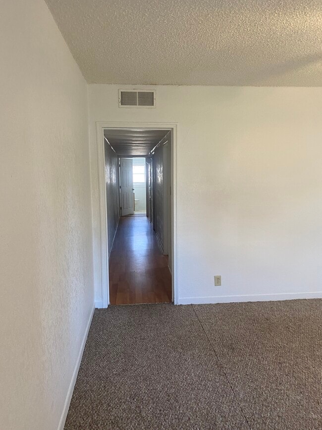 Building Photo - 408 N Mesquite St
