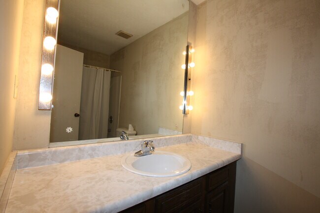 Building Photo - 9201 Village Green Ct