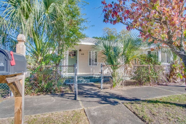 Building Photo - Charming 2-Bedroom Cottage Near Downtown P...