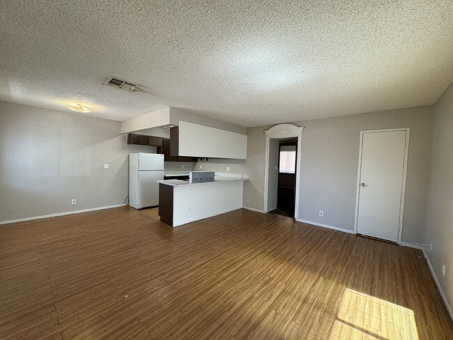 Foto del edificio - MOVE IN READY 2 Bed, 1 Bath Downstairs Con...