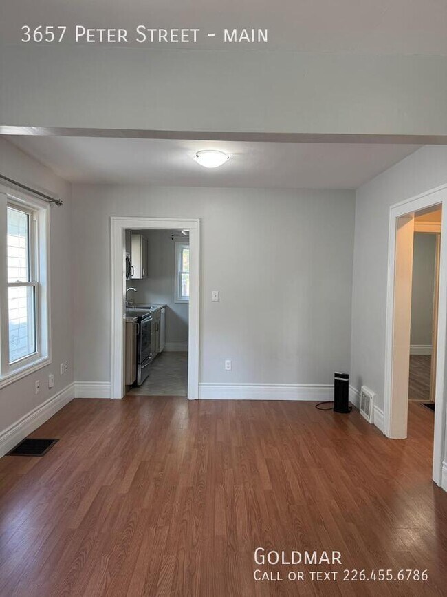 Building Photo - Beautiful main floor unit available immedi...