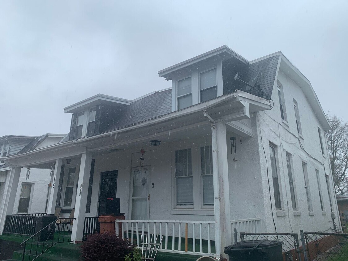 Primary Photo - Cozy 2 Bedroom 2 Bath with Yard, Parking-Y...