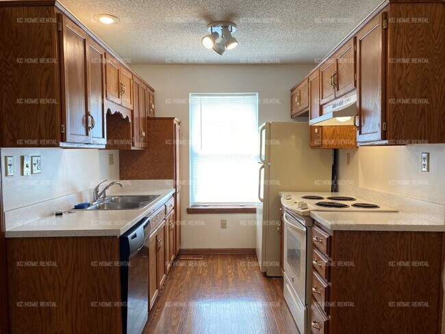 Building Photo - Bright 3 bed 2 bath home in KCMO!