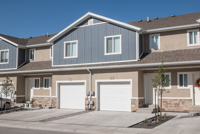 Building Photo - Gorgeous Townhomes in The Boulders!