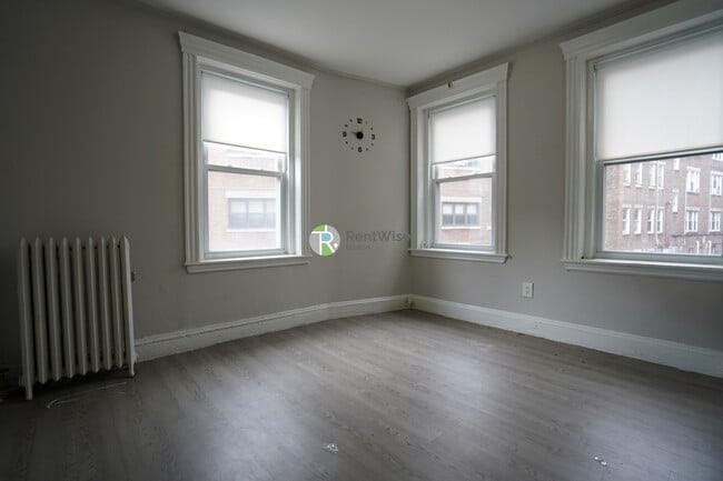 Building Photo - 368 Riverway