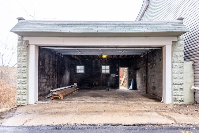 Building Photo - AVAILABLE IN JUNE AMAZING, BRAND NEW 3 BED...