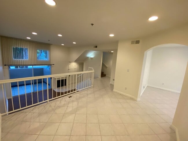 Foto del edificio - Awesome Townhouse in El Segundo w/Laundry in Unit, Garage and Pool