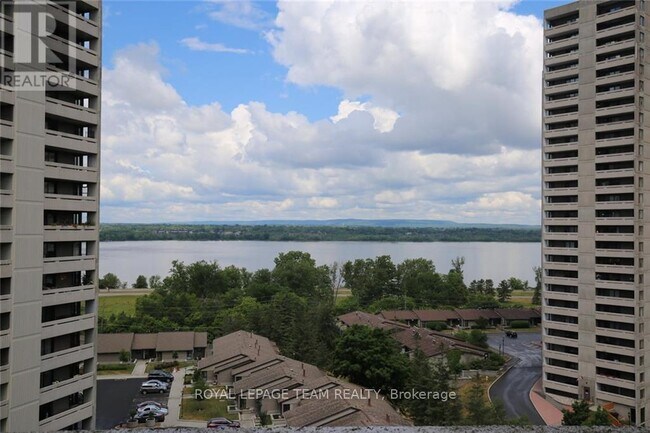 Building Photo - 1100 Ambleside Dr