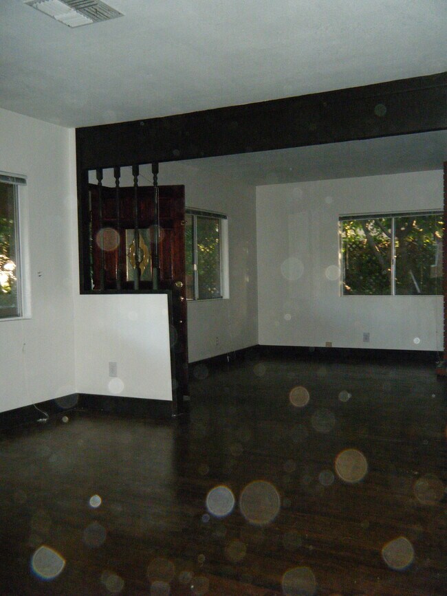 Foto del edificio - 5723 Stansbury Ave