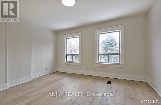 Photo du bâtiment - 812 Logan Ave