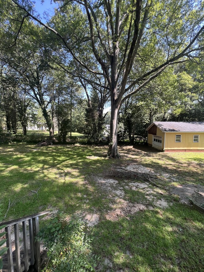 Building Photo - 506 W Farley Ave