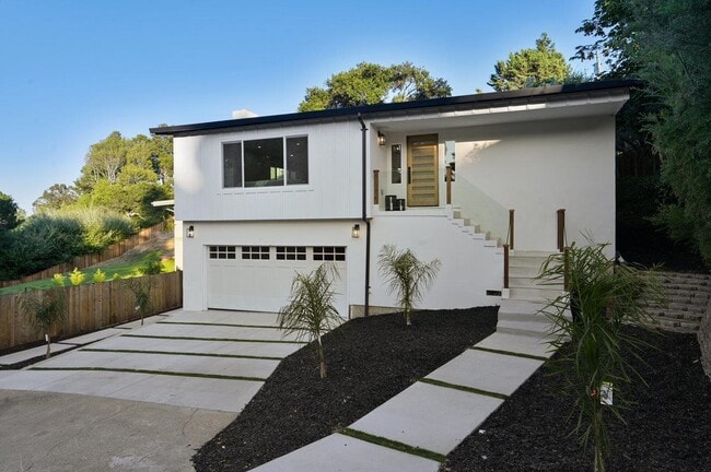 Building Photo - 1560 Alturas Dr