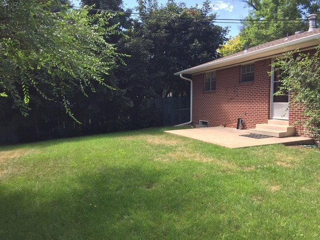 Building Photo - 3BR/2BA with parking, W/D, finished baseme...