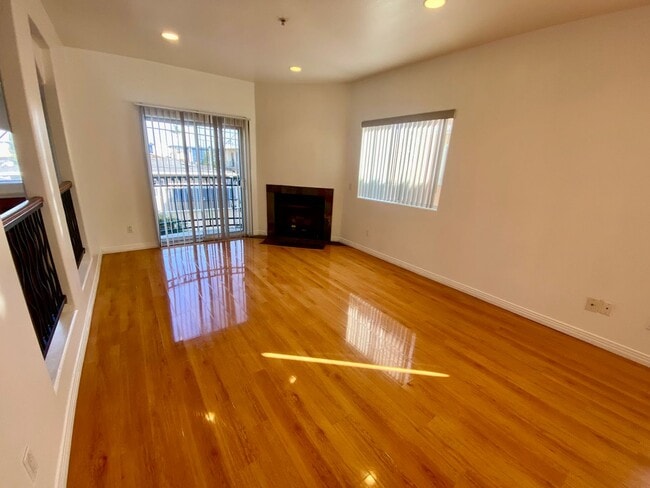 Foto del edificio - Spacious 4 Bed, 3 Bath Townhouse in Torran...