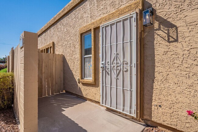 Foto del edificio - Updated townhome near Central Phx/Biltmore!