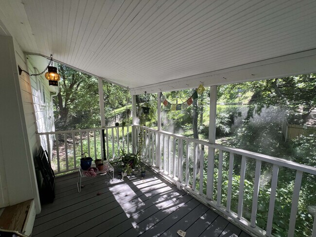 Foto del edificio - 1148 Lott Ave