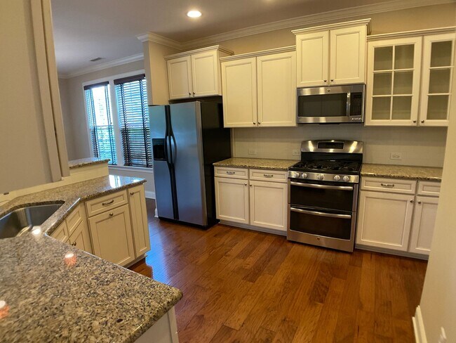 Building Photo - Absolutely Gorgeous and Spacious in Renais...