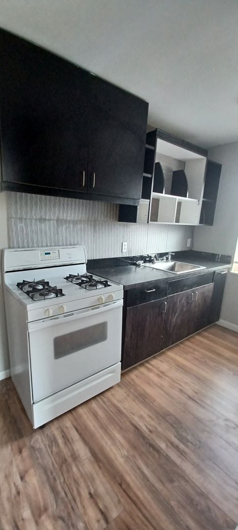 Building Photo - Beautiful 1 bed/1 bath apartment, just off...