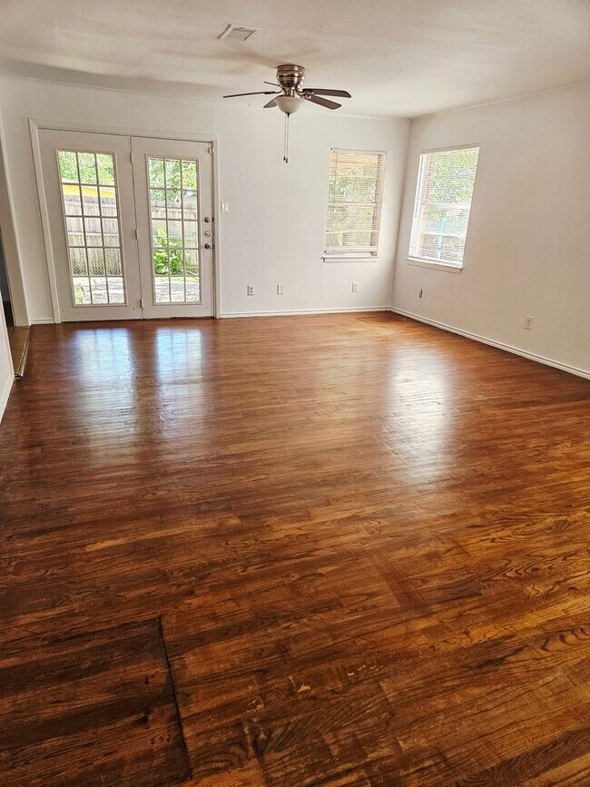 Foto del edificio - 1011 Cedar Dr