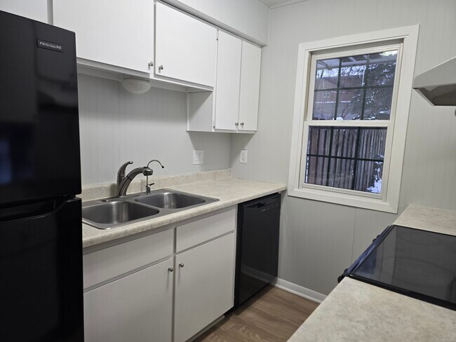 Building Photo - 5570 Shorewood Ln