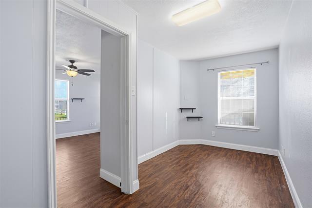 Building Photo - 209 E Lone Star St