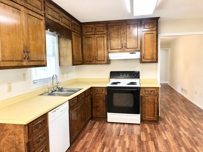 Building Photo - Three Bedroom Oconee County Available Summer