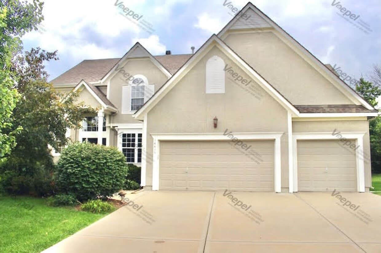 Foto principal - This Immaculate 4 Bedroom Home in Overland...
