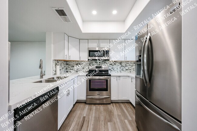 Building Photo - 1601 W Sunnyside Dr