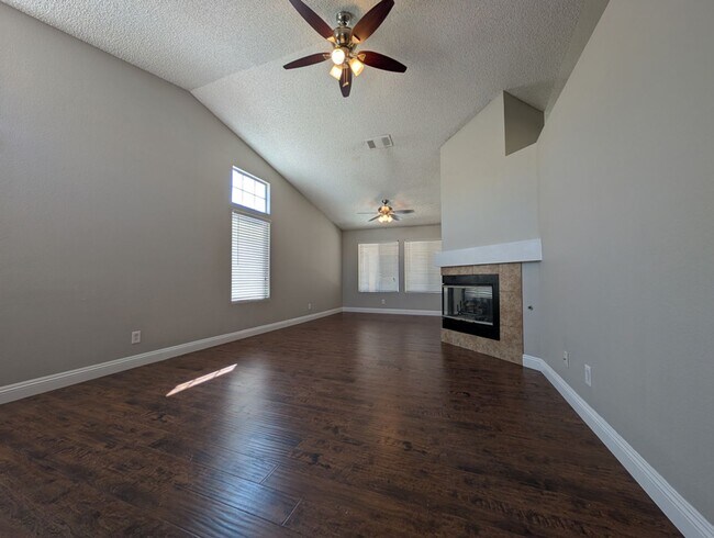 Building Photo - 1-STORY, 3- BEDROOM HOME AVAILABLE FOR REN...