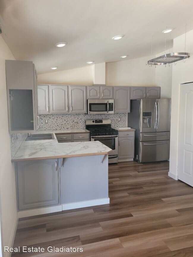 Building Photo - 4 br, 3 bath House - 1017 Hiatt Ct
