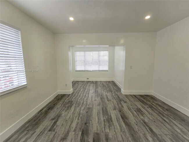 Foto del edificio - 2265 SW 15th St