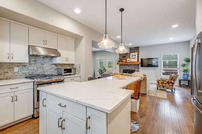 Foto del edificio - Beautiful mountain views from a Gold Hill Mesa corner lot with a hot tub!