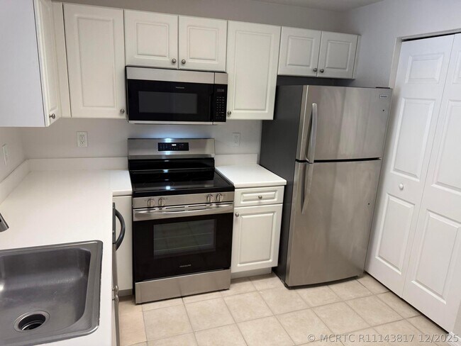 Building Photo - 2802 Sarento Pl