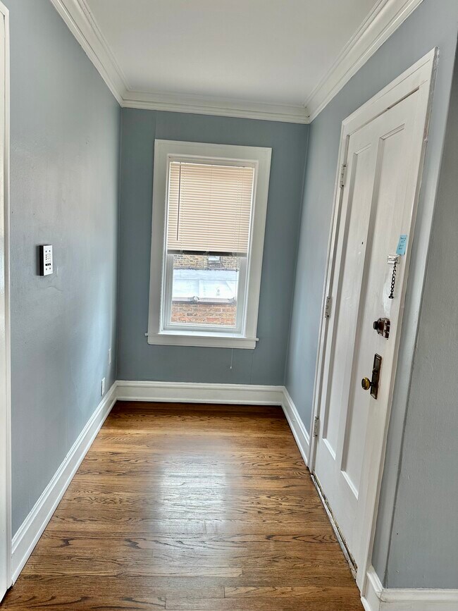 Foyer - 6327 N Oakley Ave