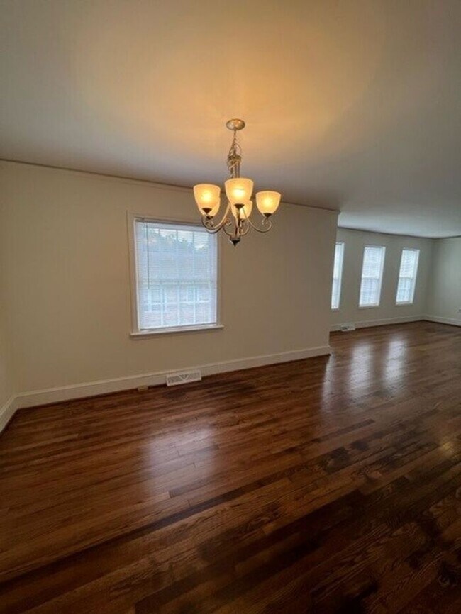 Building Photo - 3 Bedroom 1.5 Bath Home ~ Off E. North St